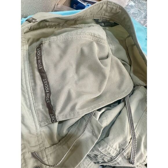 The North Face khaki women’s shorts size 6 - Picture 9 of 10